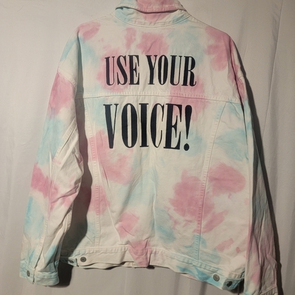 Levi's Pride Tie Dye USE YOUR VOICE Denim LGBTQ Trucker Jacket Men's Size XL - Picture 3 of 7